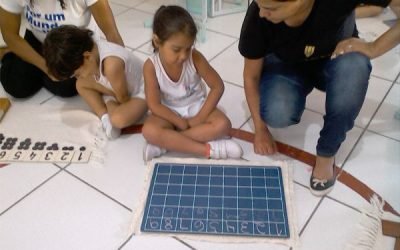 Adultos se Ajoelham Diante das Crianças