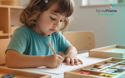 Escrita Anterior à Leitura na Escola Prisma: Como o Método Montessori Alfabeta seu Filho no Ritmo Natural